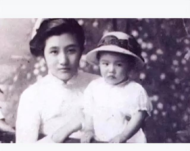 1914年，27岁的蜀军都督爱上14岁青楼女子，老鸨要3万赎金，他正要付钱，却被