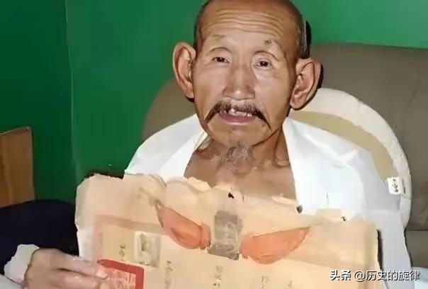 1994年河南七旬老农躲债藏柴房，法官寻到他，却红着眼握手致歉：老英雄，让您受委