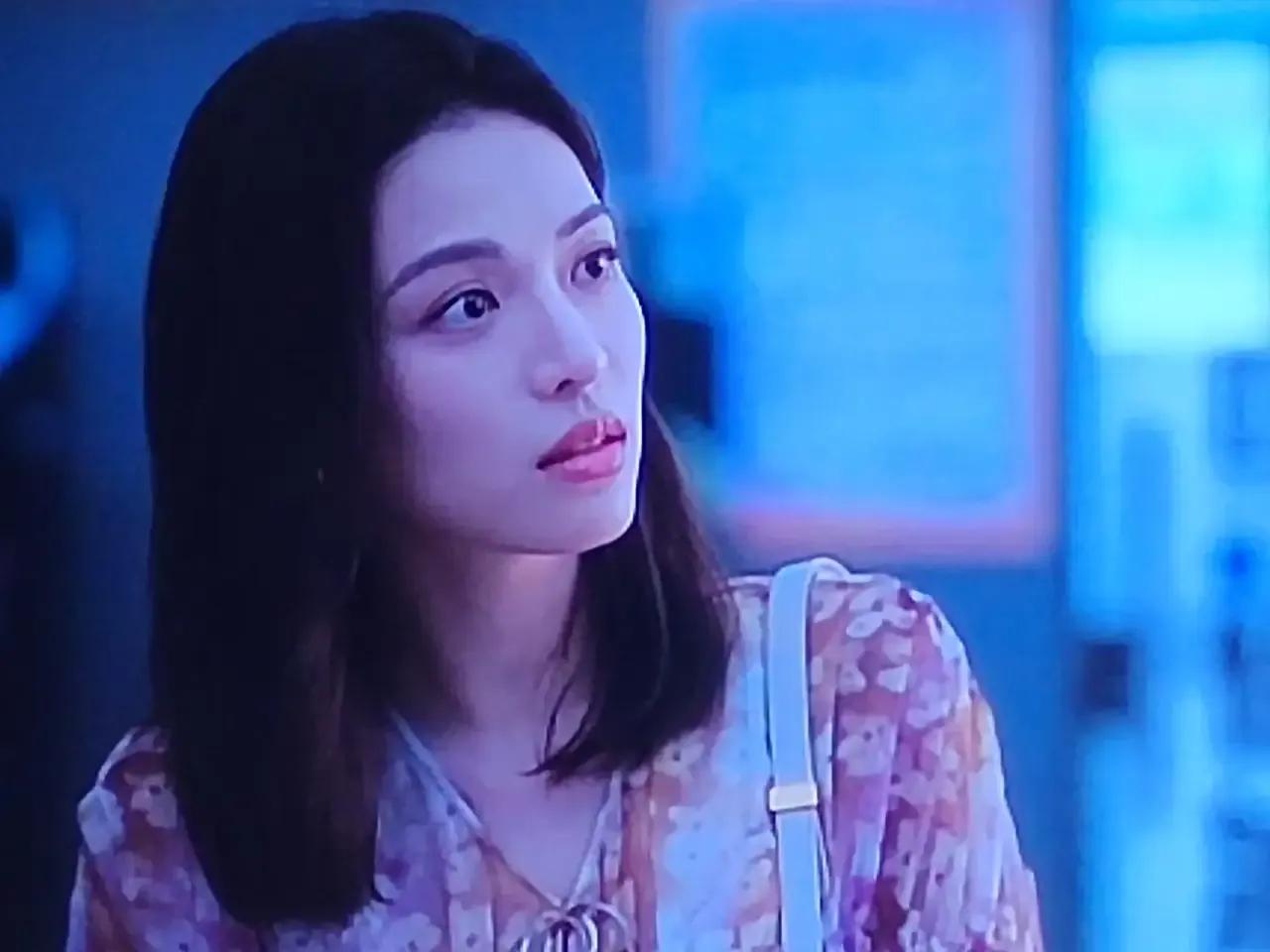 现代戏《如果奔跑是我的人生》今日黄金档登陆央视8台了，这部剧由钟楚曦主演，她在剧
