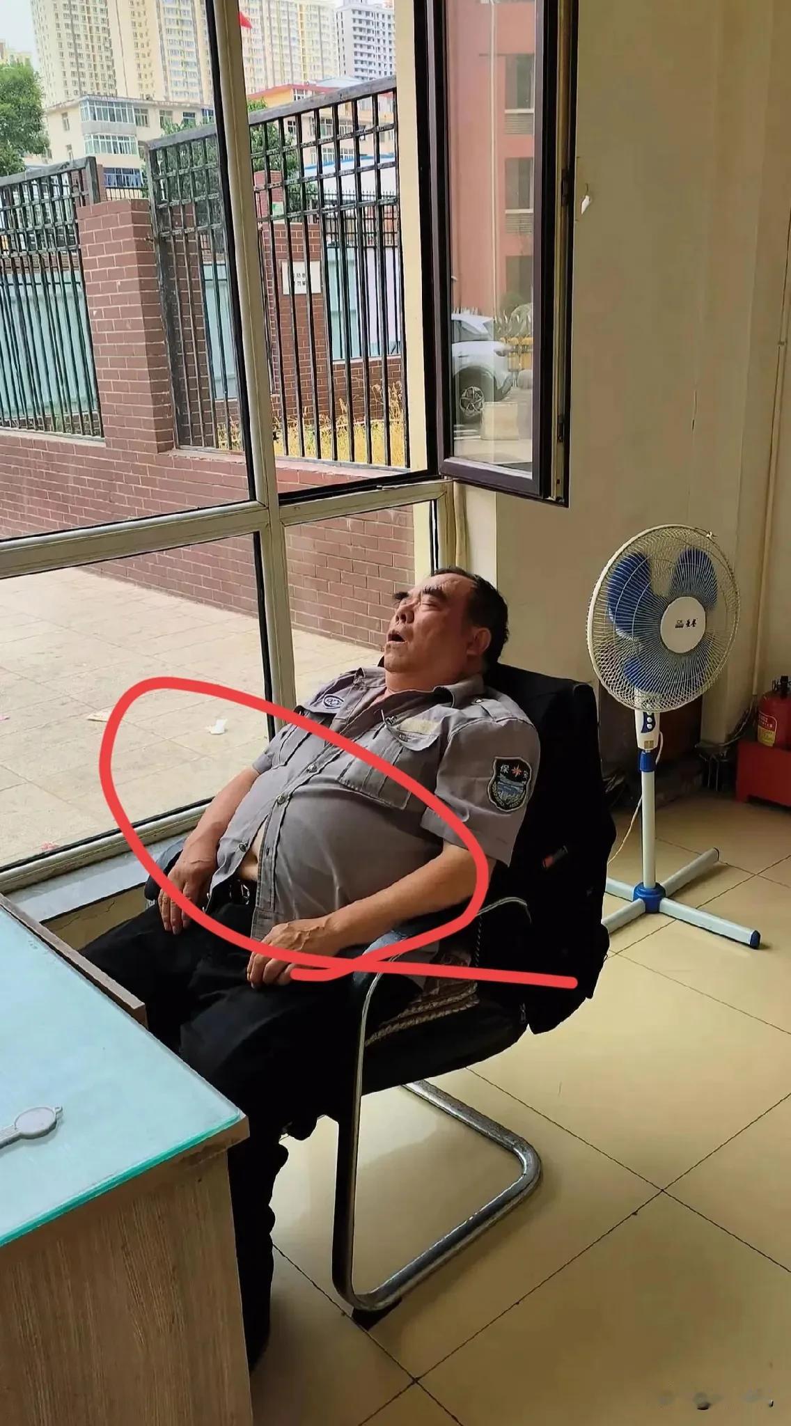 真无语了！地库让抬杆喊半天没人应，我想着怎么个事儿呢？过来一看大佬睡着了！开着空