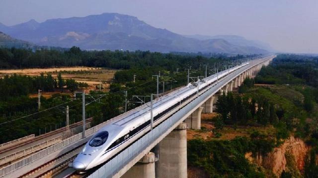 14亿中国人养不起高速？8年亏空6万亿， 美国 高速免费却能盈利。美国的高速随便