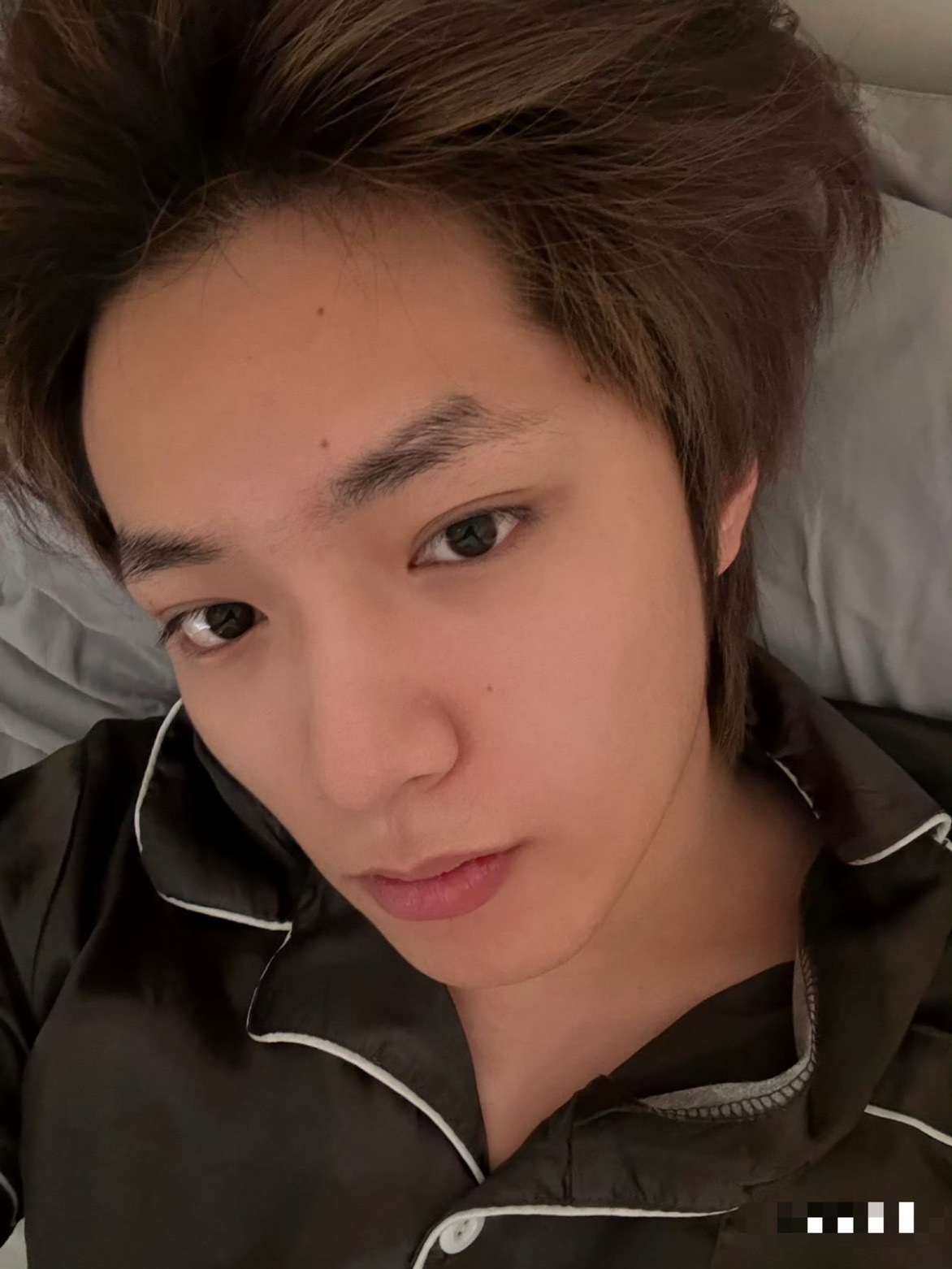 刘耀文[超话]刘耀文清晨照刘耀文素颜近照 刘耀文素颜近照，皮肤状态好棒 ​​​