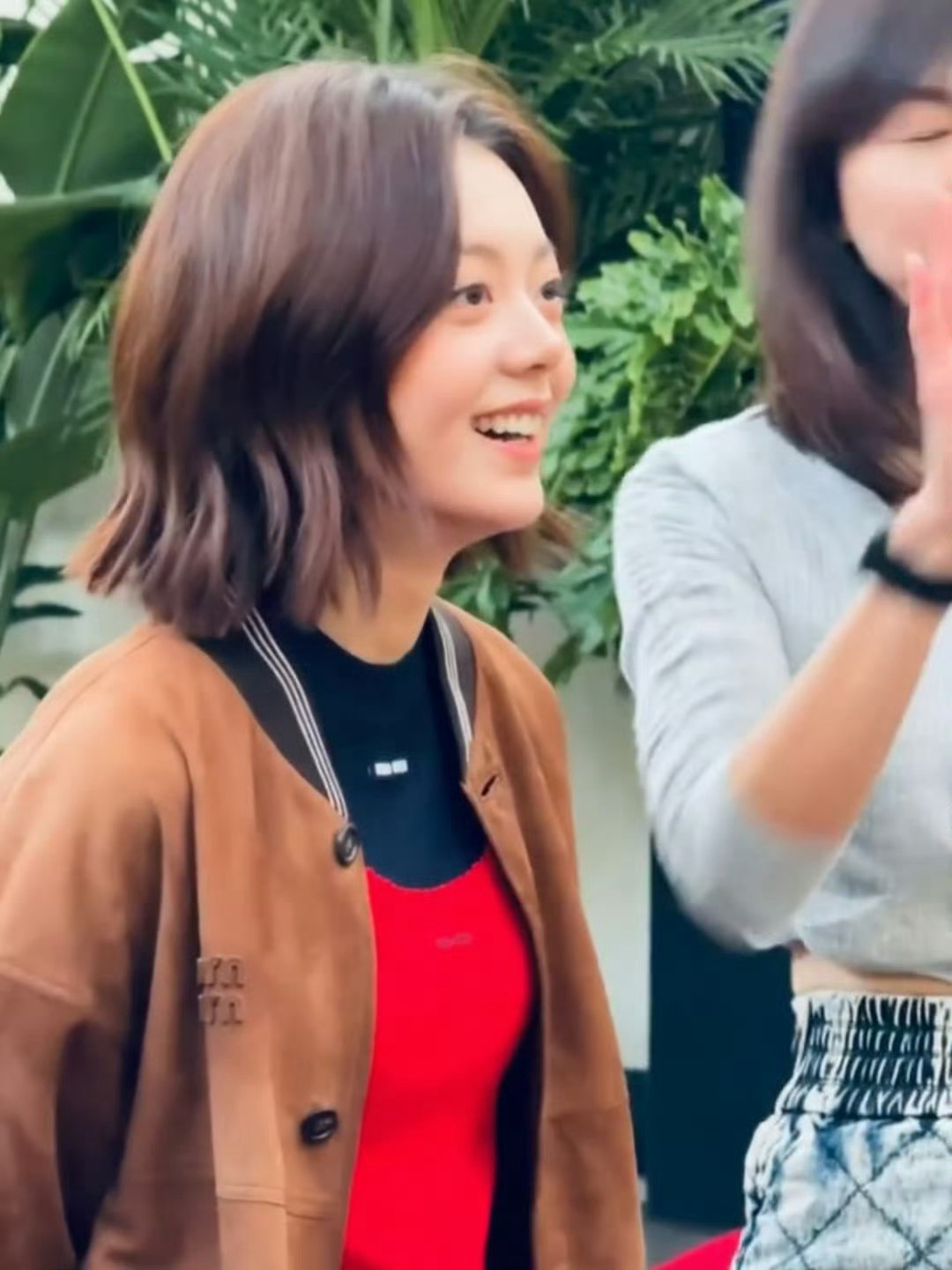 赵今麦短发亮相 Miu Miu 文学俱乐部对谈，清甜文艺书卷气