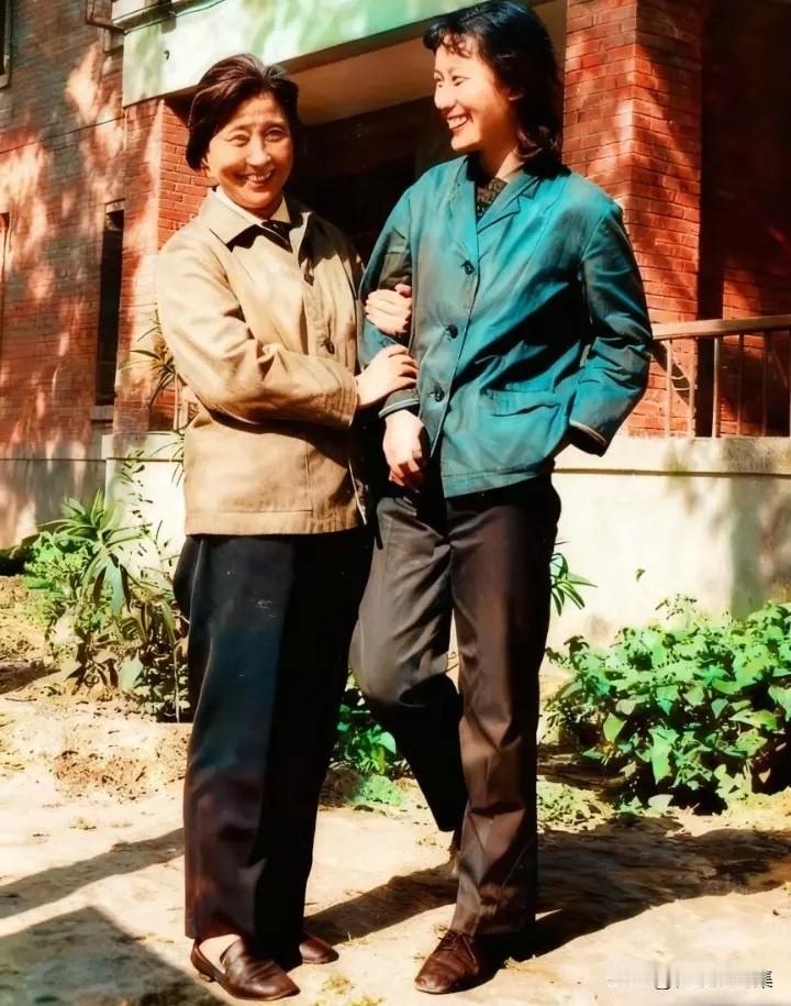 1977年，著名声乐教育家蒋英（钱学森院士夫人）与得意门生祝爱兰的合影，挽着学生