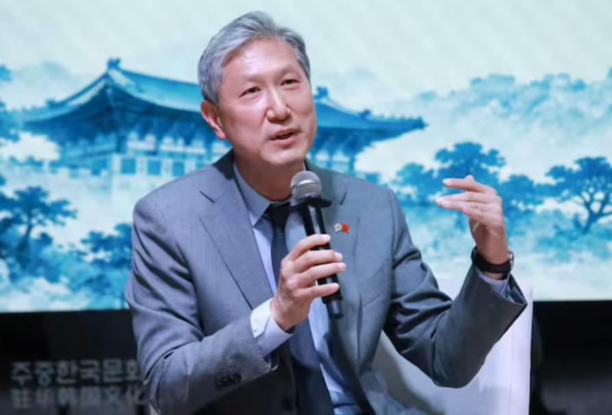 韩国驻华大使卢载宪在中国人民大学演讲，题目是“中韩关系的未来”。讲到一半，他突然