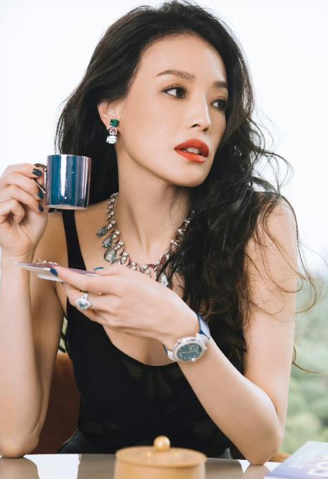 舒淇和冯德伦结婚九年，一直想有个孩子。
试了试管、中药、针灸，一次次失望。
49