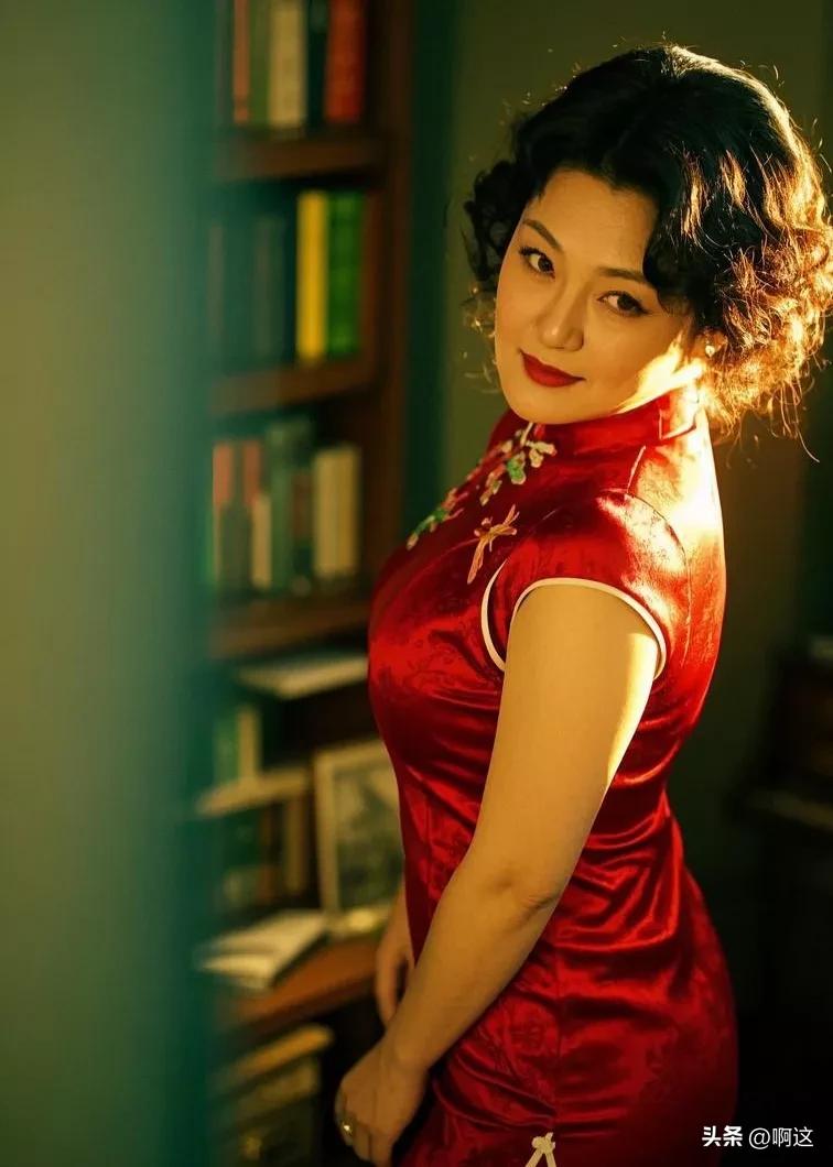 在这喧嚣的尘世中，她就像一个遗世独立的港湾，旗袍在她身上不仅仅是一件衣服，更是一
