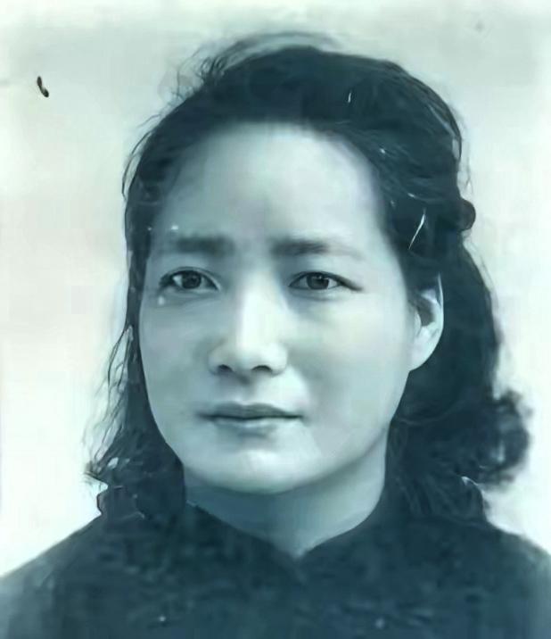 最近台湾大学翻出一本旧毕业册，发现一张1951年女生照片。AI修复后才知道她是陈