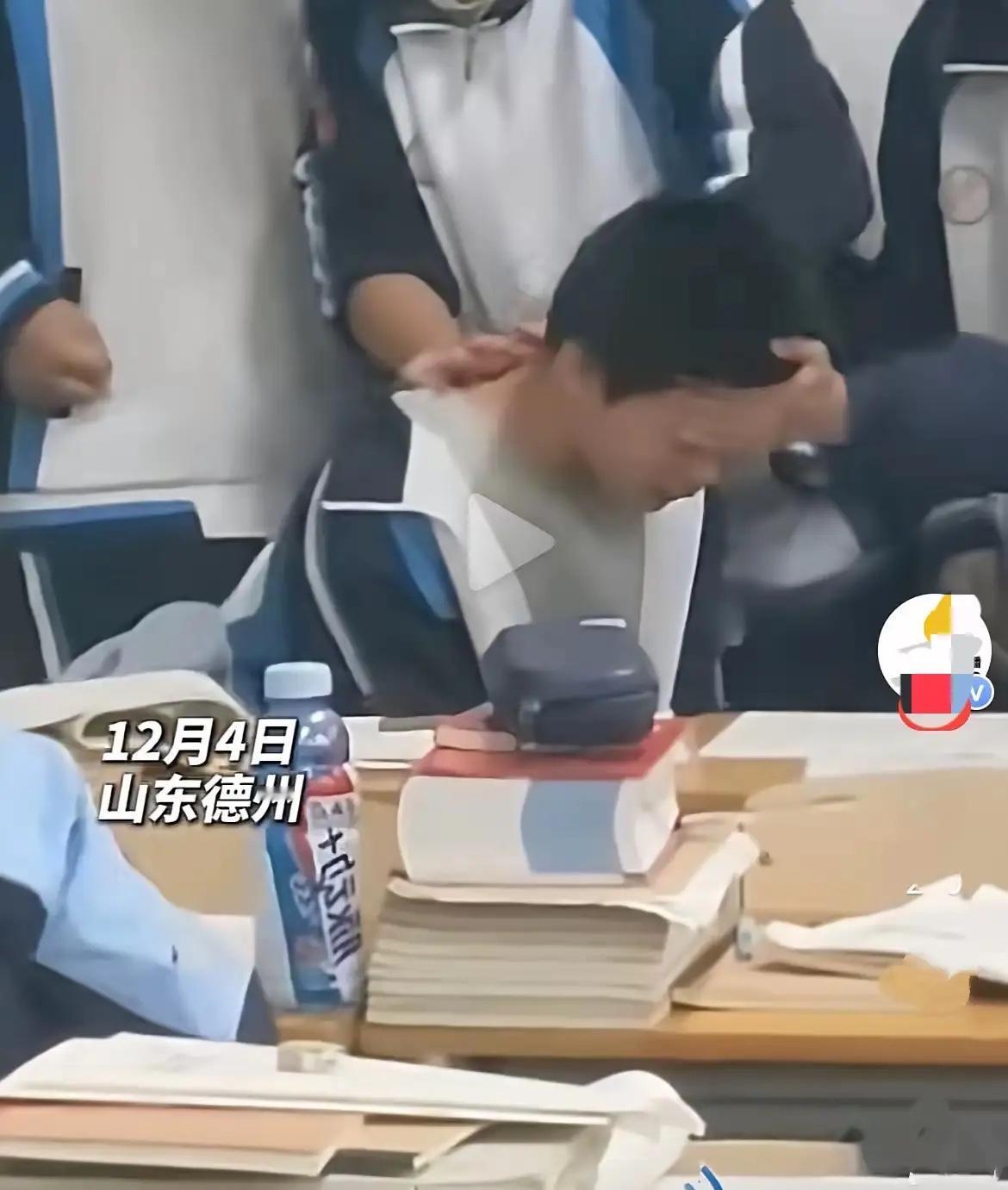 近日，山东德州一学生在班级里发高烧了，老师通知了家长，家长要过一会儿才能到学校，