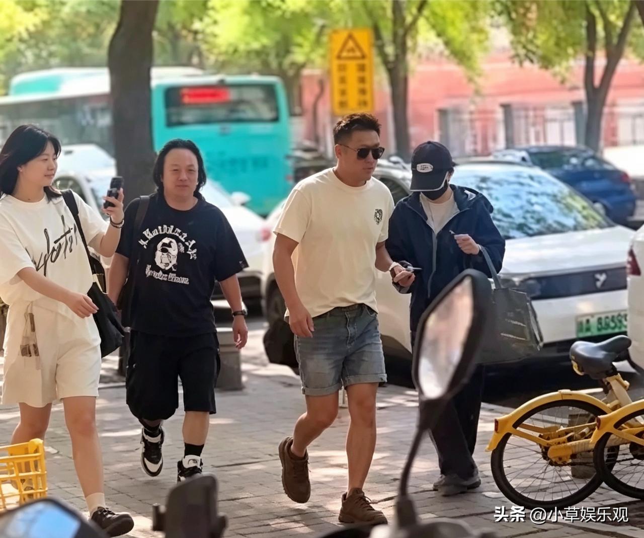 谢霆锋蹲在西安街边，穿着洗旧的白T，跟大爷拼桌吃面，临走还不忘拿个肉夹馍边走边啃