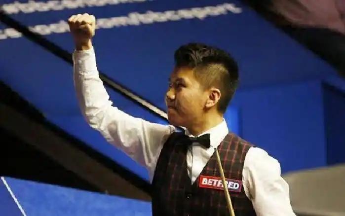 周跃龙的英锦赛从打“火箭”开始!
2025斯诺克英锦赛资格赛，周跃龙连胜两场，顺