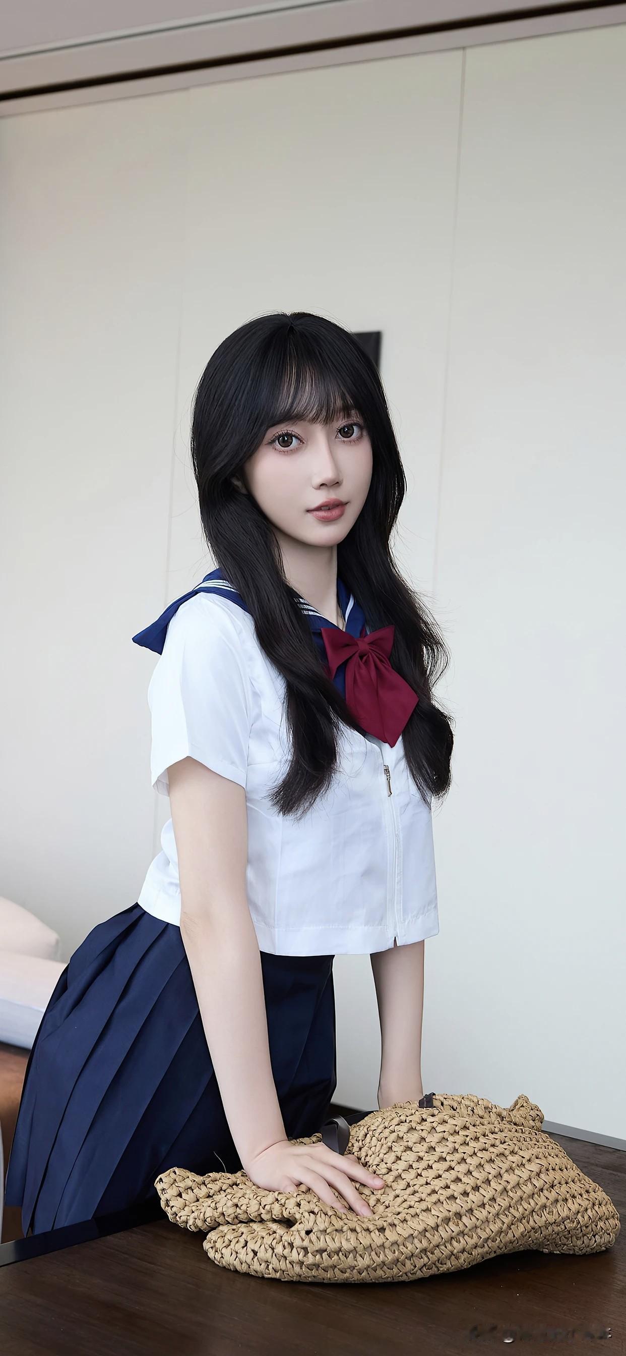 玥儿玥~“今天是学院风限定✨ 白衬衫+百褶裙的夏日标配，连空气都变青春啦～”