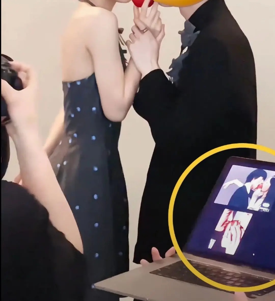 原来艺人们都是根据图片做出相应的姿势的 ​​​