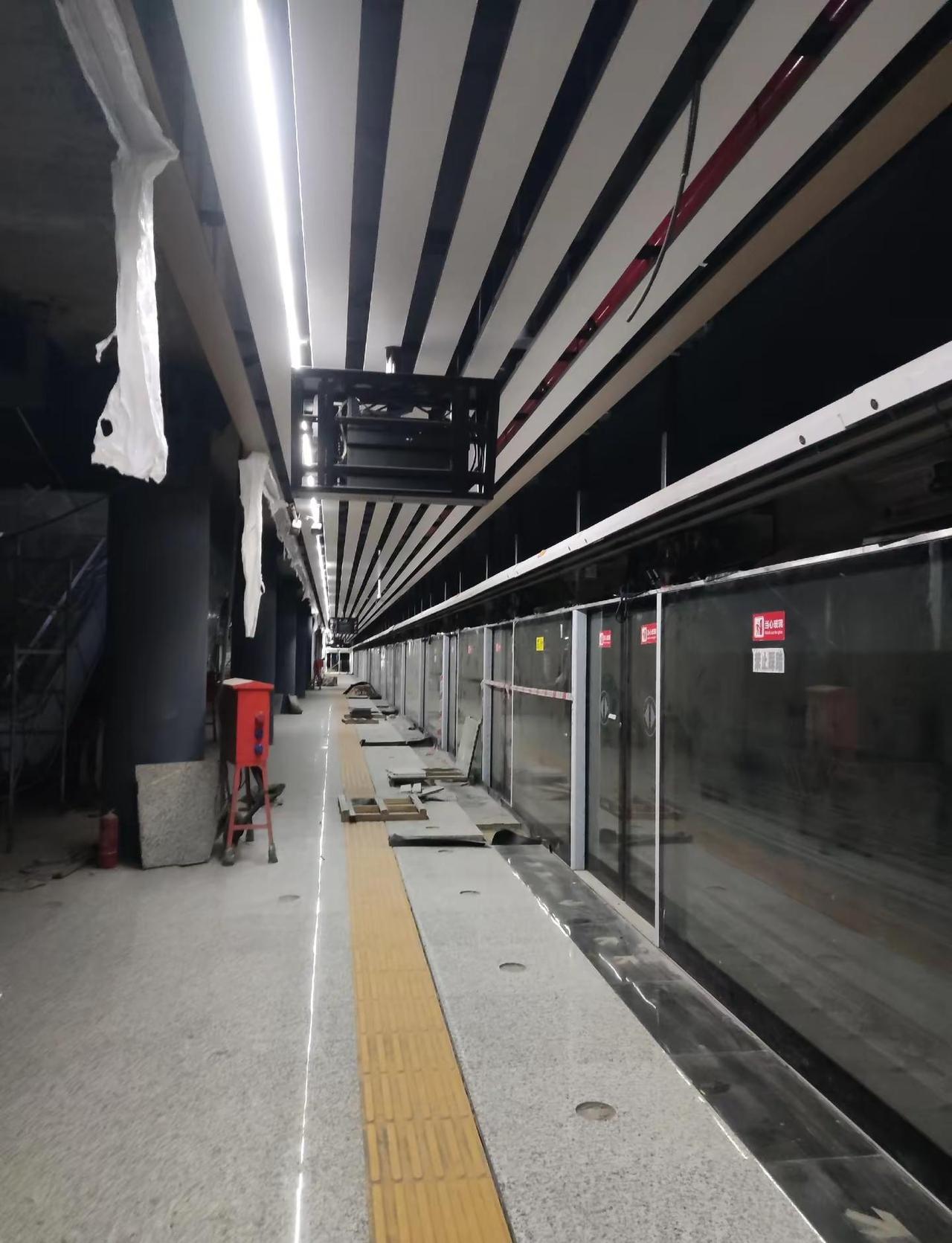 沈阳地铁3号线东段装修进度喜人。示范站进度，已基本完成硬装材料进场，装修进度已正