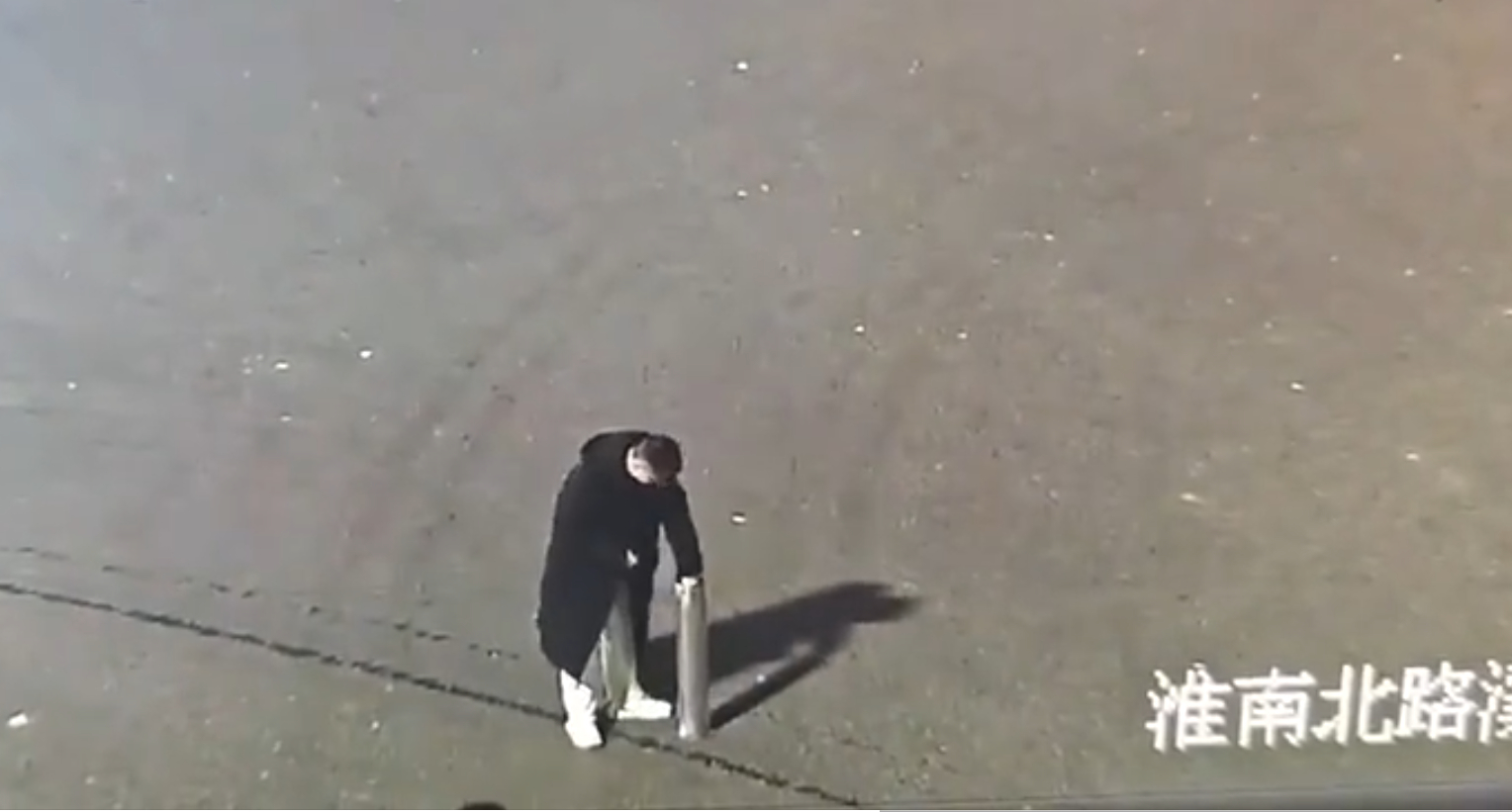 殡仪馆证实男子放礼花弹爆炸离世  这种烟花有两个引线，一个慢引，一个是远程控制的