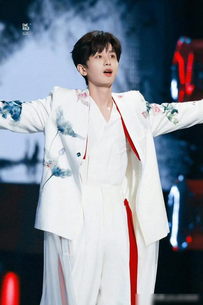 成毅一件纱裙，撕开了内娱男星最后的遮羞布。
 
你没看错。这些年，男星穿裙子有几