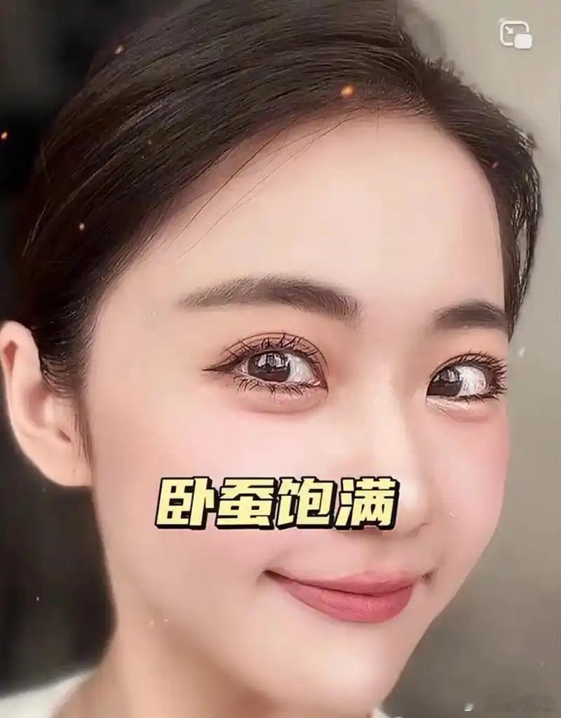 会跟旧人联系的:双眼水汪汪，卧蚕明显。这样的人桃花重，感情丰富，眼睛水汪汪，看人