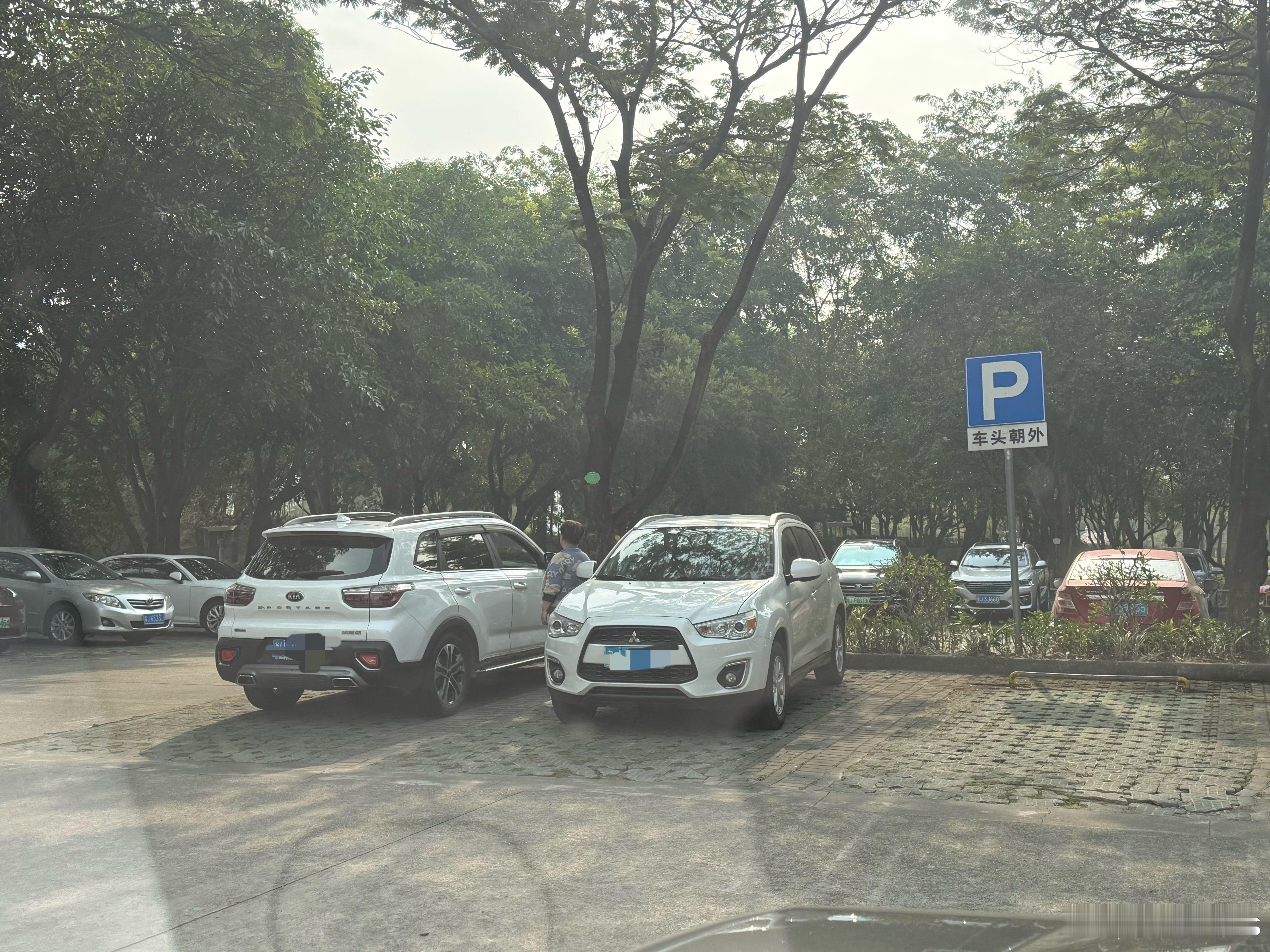 有这么明确要求，车头向外的停车场也不多见，然而还是有人…这么坚持的吗？ 