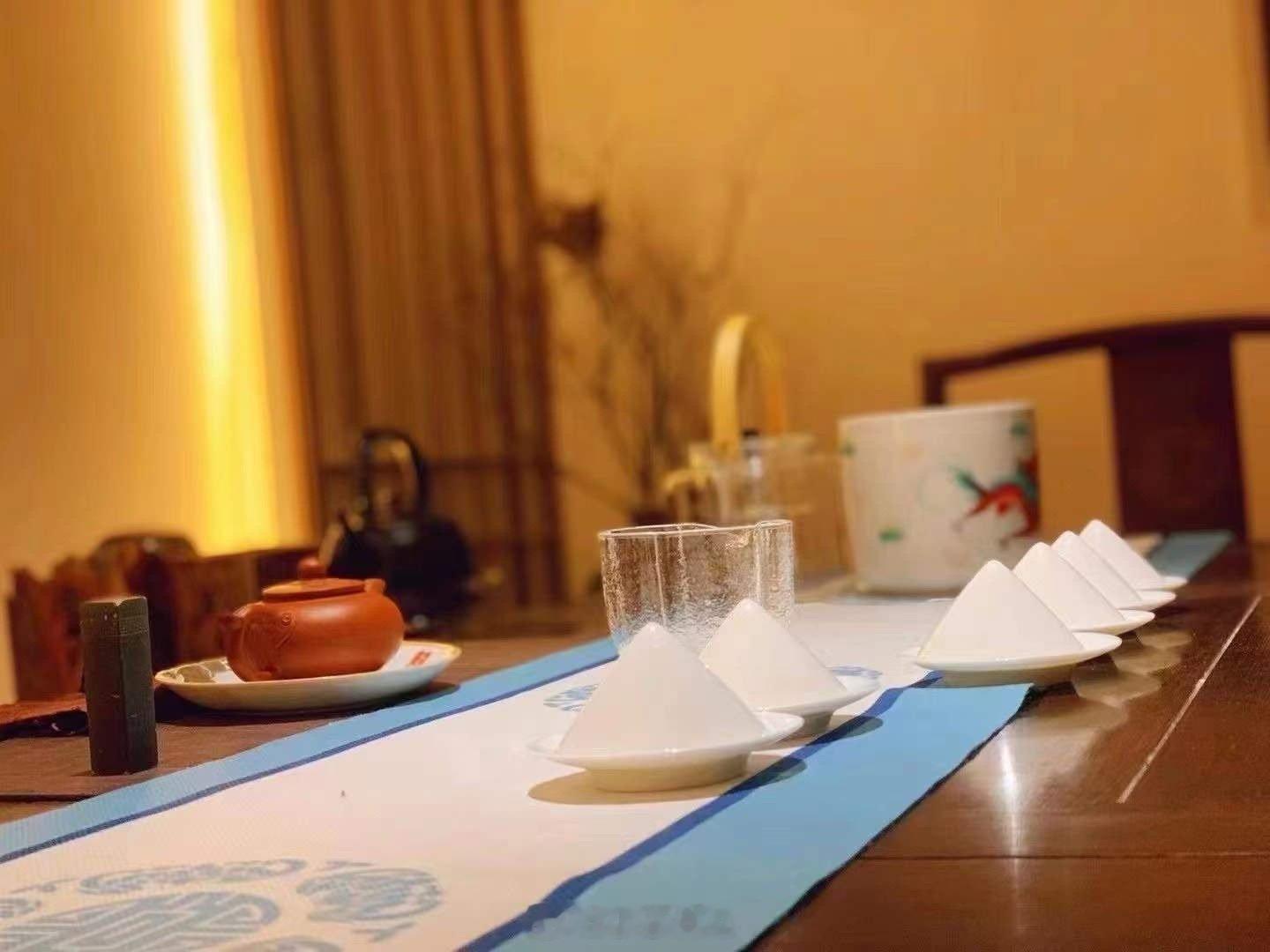 坦然接纳平凡的自己，不浮躁、不张扬，于细碎日常中保持热忱，让生活永远鲜活滚烫。 