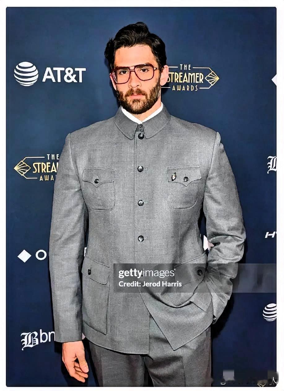 这美国博主挺有意思 —— 
来华做了两件事：先去天安门看升国旗，说感受到荣誉感，