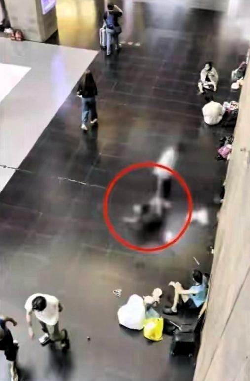 台北，一45岁男子和71岁女游客在车站大厅里喝酒，不大一会，女游客喝醉，男子把她