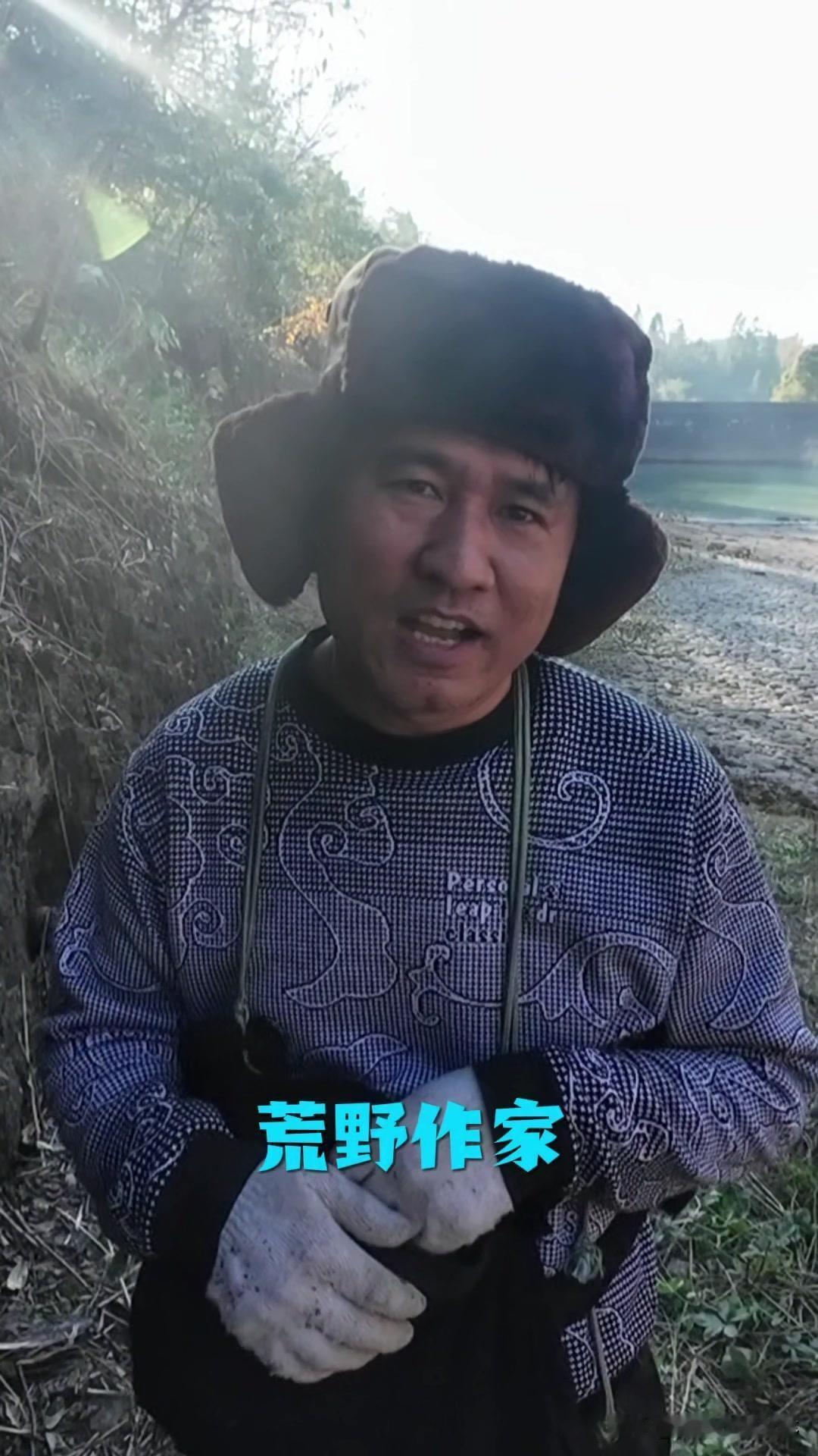 荒野生存第十二晚，在深山凉意中醒来。
连日饮食不足，已经慢慢接纳空腹的状态。
山