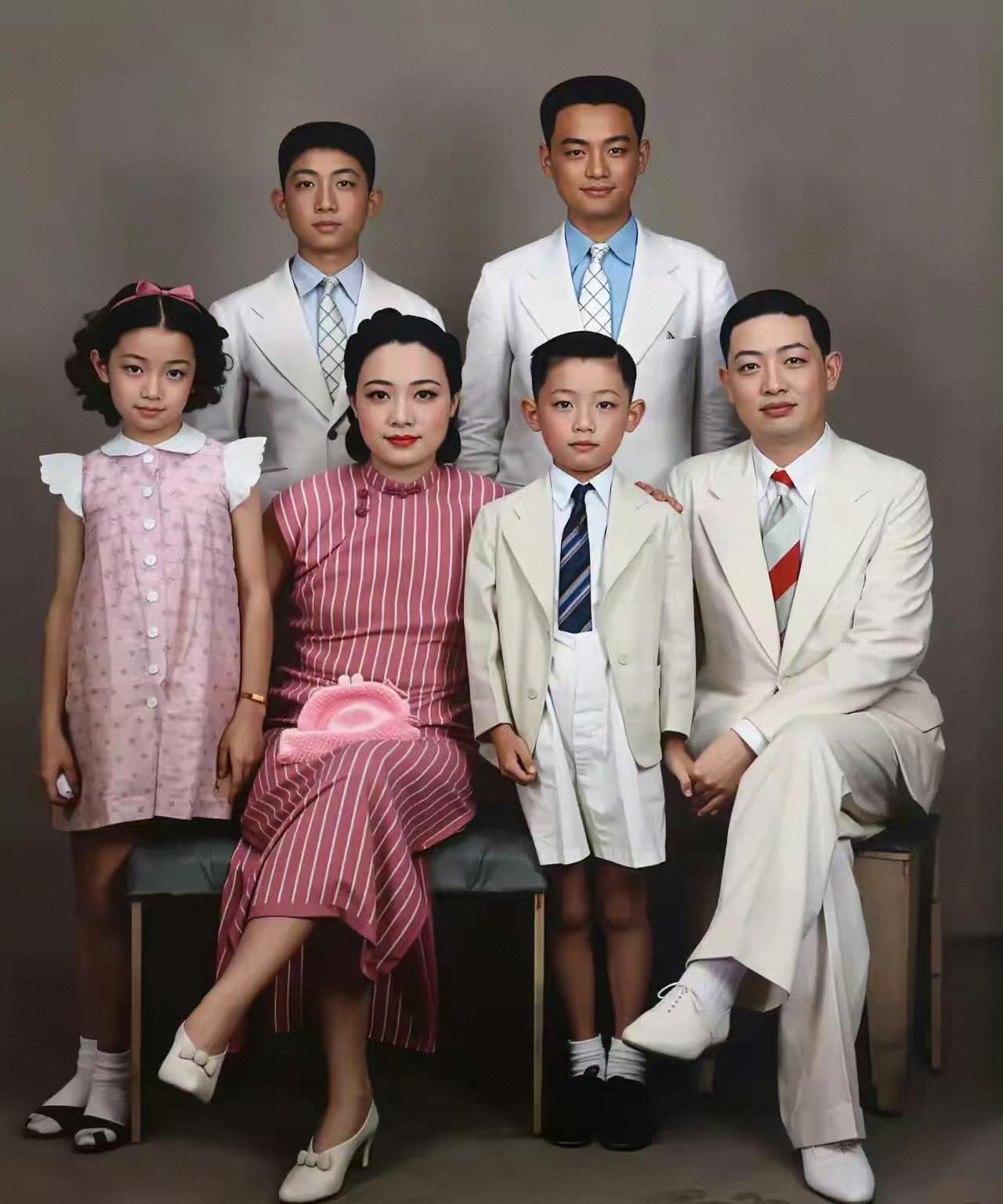 1941年，梅兰芳在香港拍的全家福