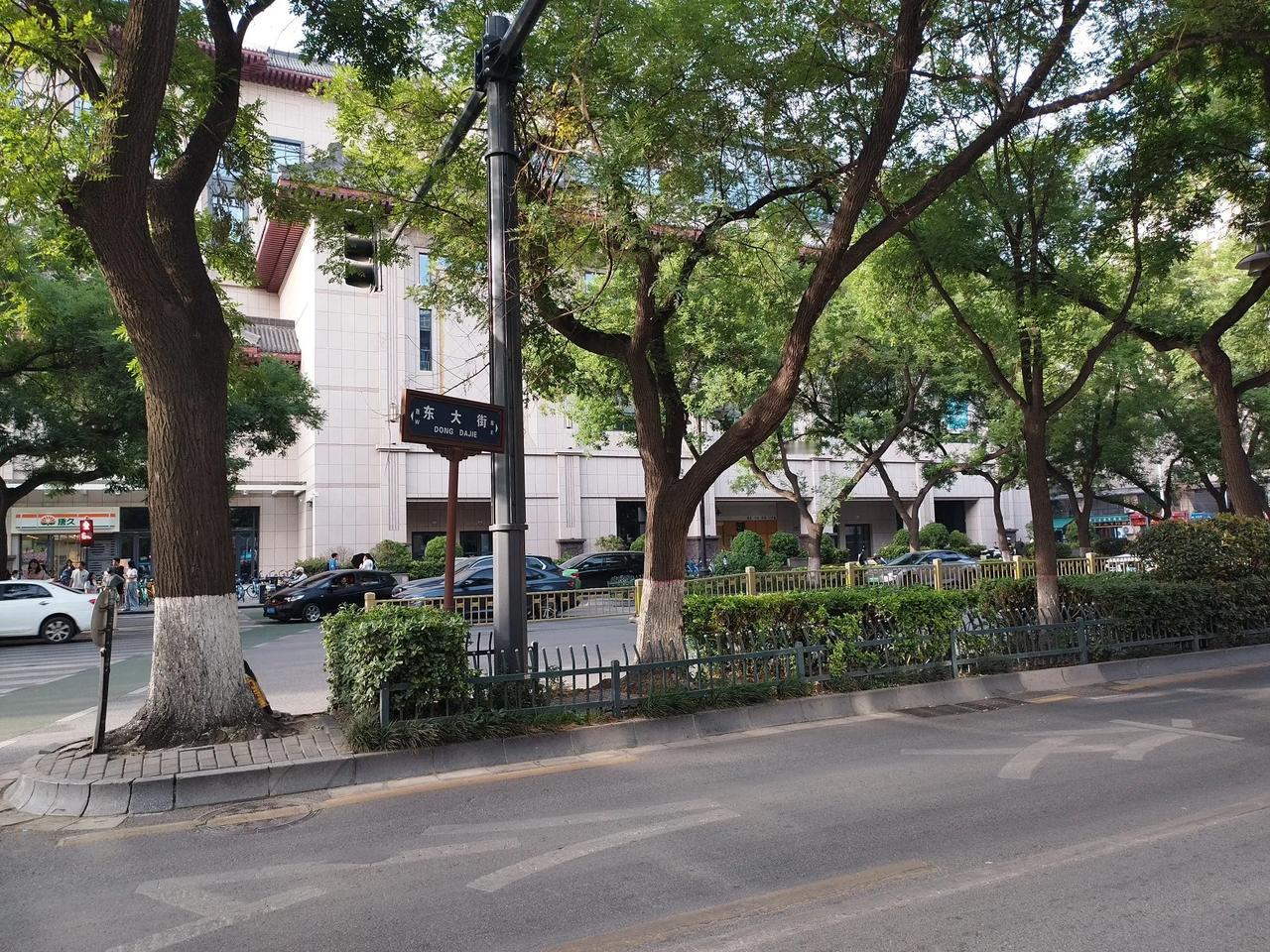 东大街现在变的我真的都不认识了，昨天去一个网上很有名的小店买面包，先从大差市地铁