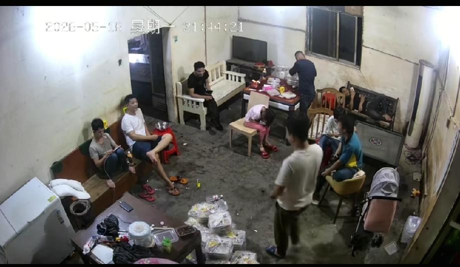 广西柳州的地震，有人担心余震有家不敢回，有人远离震区保安全，然而有人却面对地震来