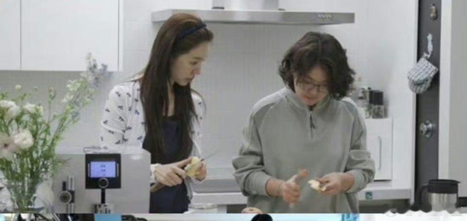 尹恩惠与女经纪人细心的照顾彼此，已经超越挚友像夫妻般的默契[送花花][送花花][
