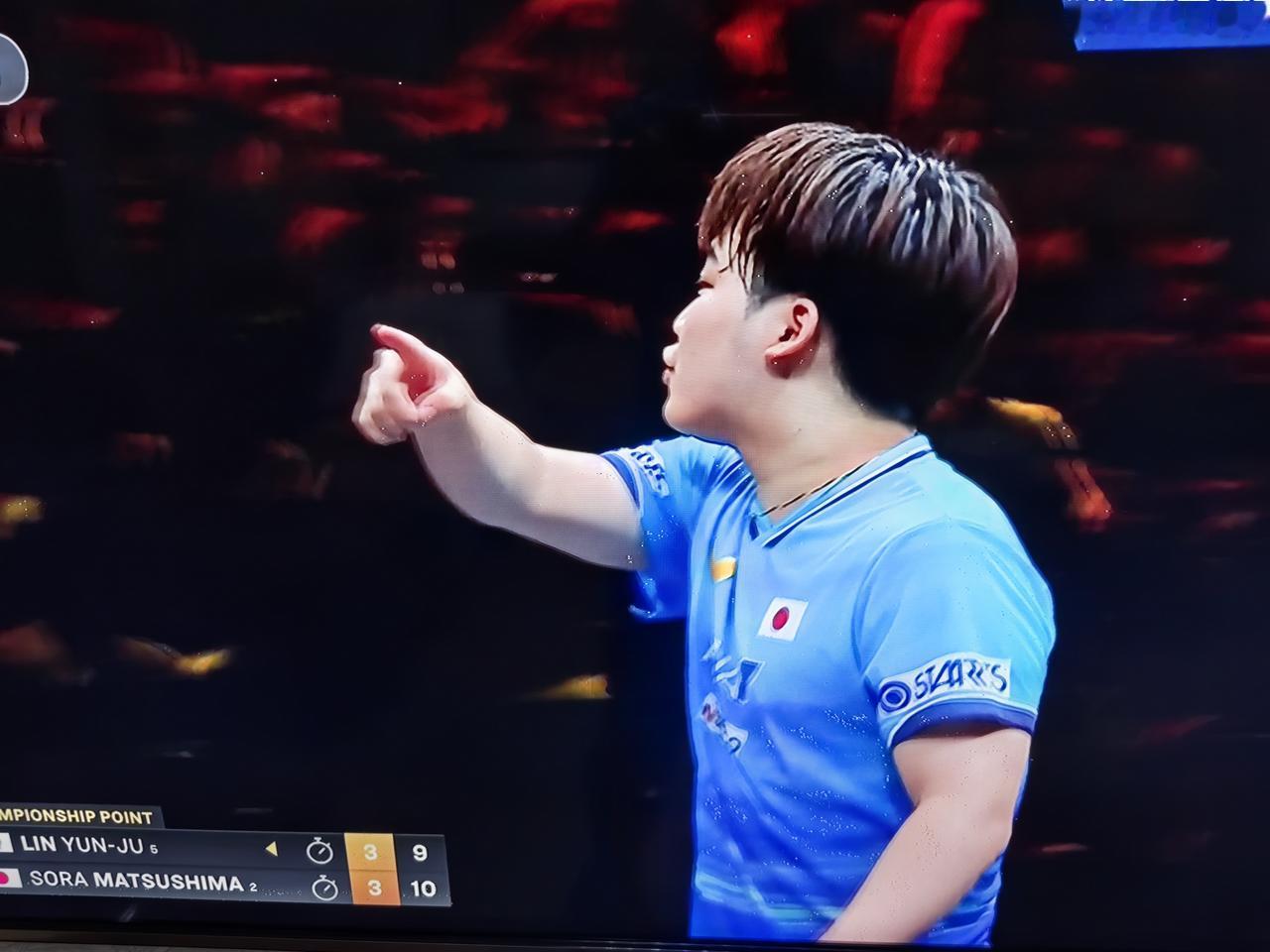 松岛辉空胜之不武！
决胜局关键时刻，林昀儒发球将比分追至9：10，再发第二个球的