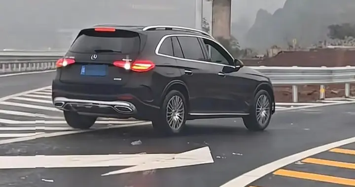 疑似走错路口，一辆奔驰车在四川一高速匝道倒车，警方回应