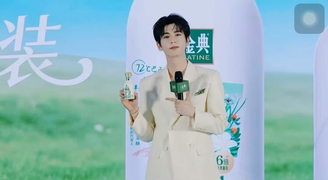 今天的张凌赫线下活动造型白色西装完全是王子吧
