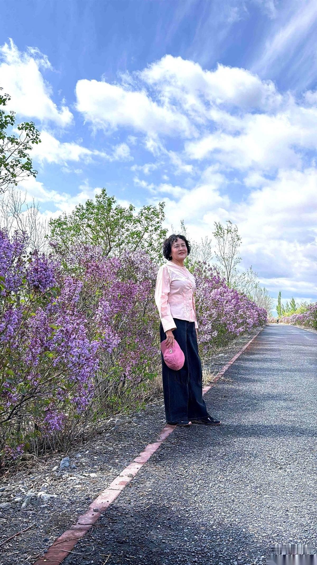 柜子最深处，翻出一件十二年前买的宝姿衬衫，上面还落了一层薄灰。
买它的时候，我还