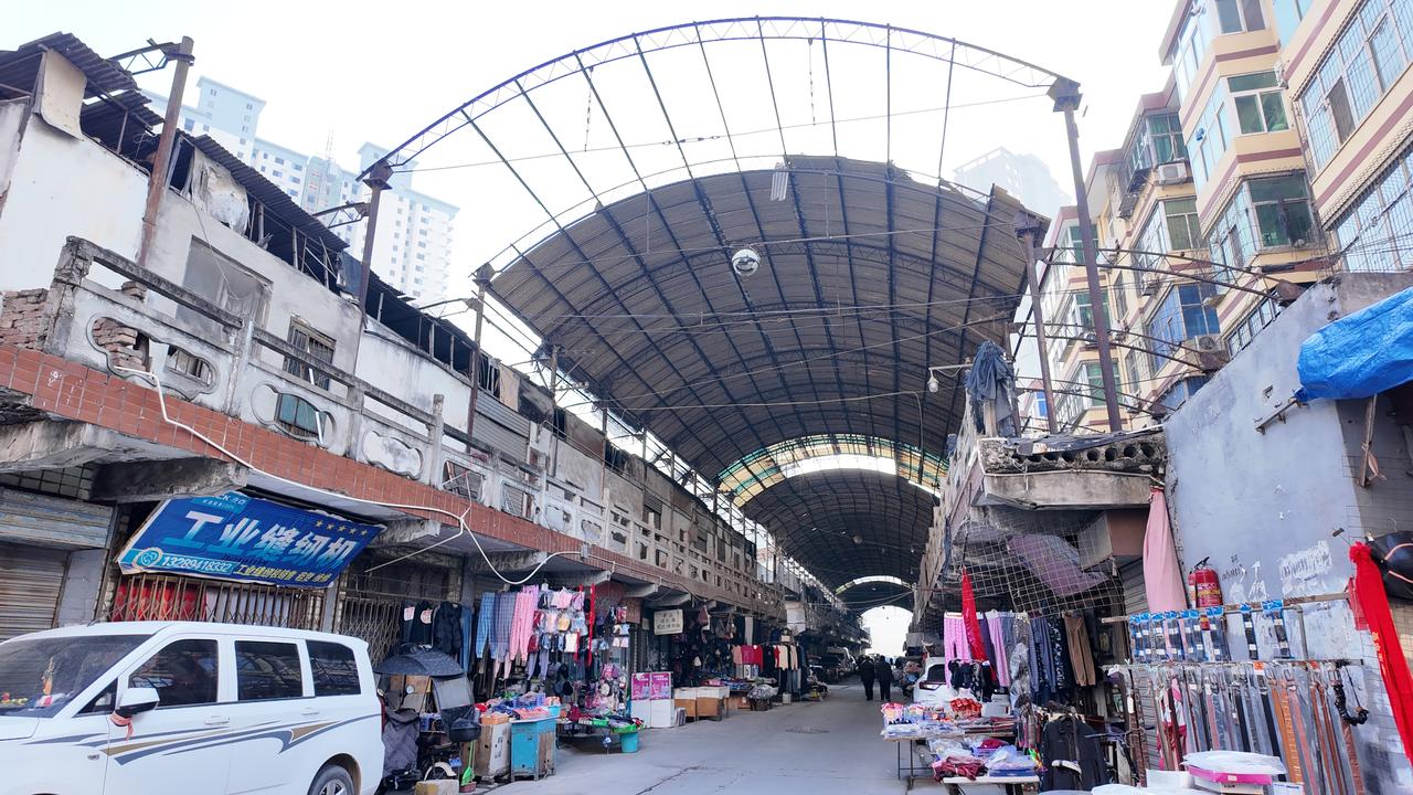 在咸阳北门口十字东北角，九十年代，原来有一条通往火车站的建国路，逐渐成为一处批发