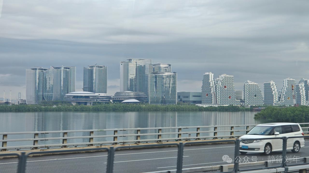 发现没？深圳本土学子邓煜拿下菲尔兹奖，这可是国际数学领域最高的学术奖，也是我们华
