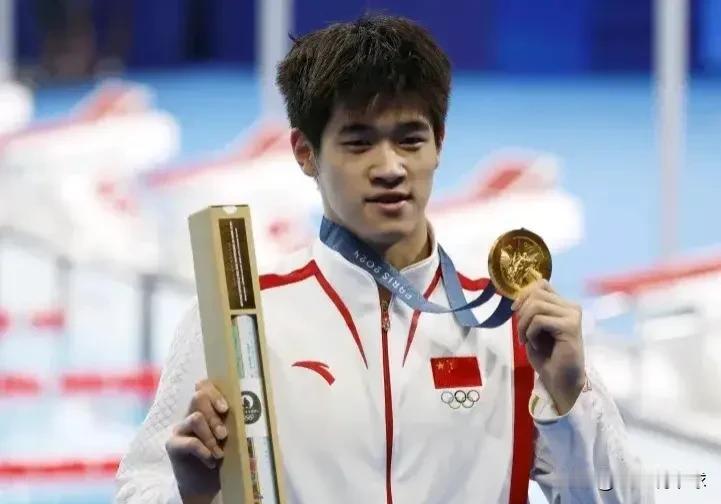发现没
潘展乐这块金牌的含金量超乎想象
他打破了欧美运动员长期的垄断
中国游泳队