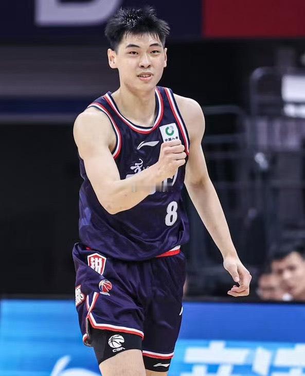 今天是前广州球员、前篮网球员崔永熙的22岁生日我的观赛搭子cba30年有你有我 