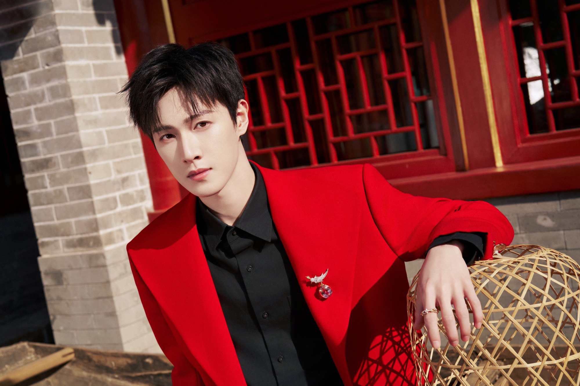 李昀锐的拜年也是清清爽爽 红黑配色太绝了！李昀锐这身造型喜庆又俊朗，少年感拉满，