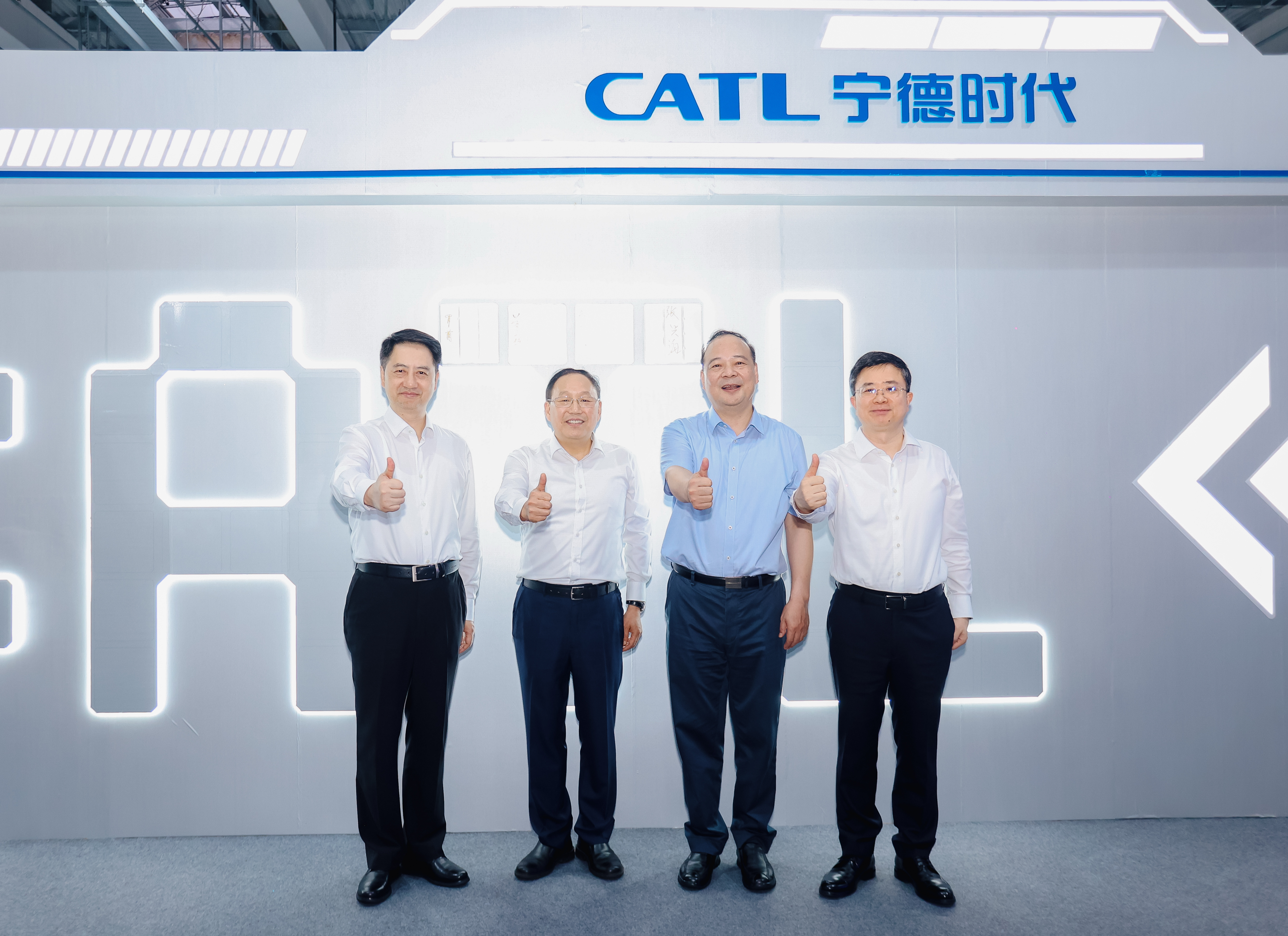 宁德与赛力斯的CTP2.0电池超级工厂在重庆投产，采用了厂中厂设计，电池下线后就