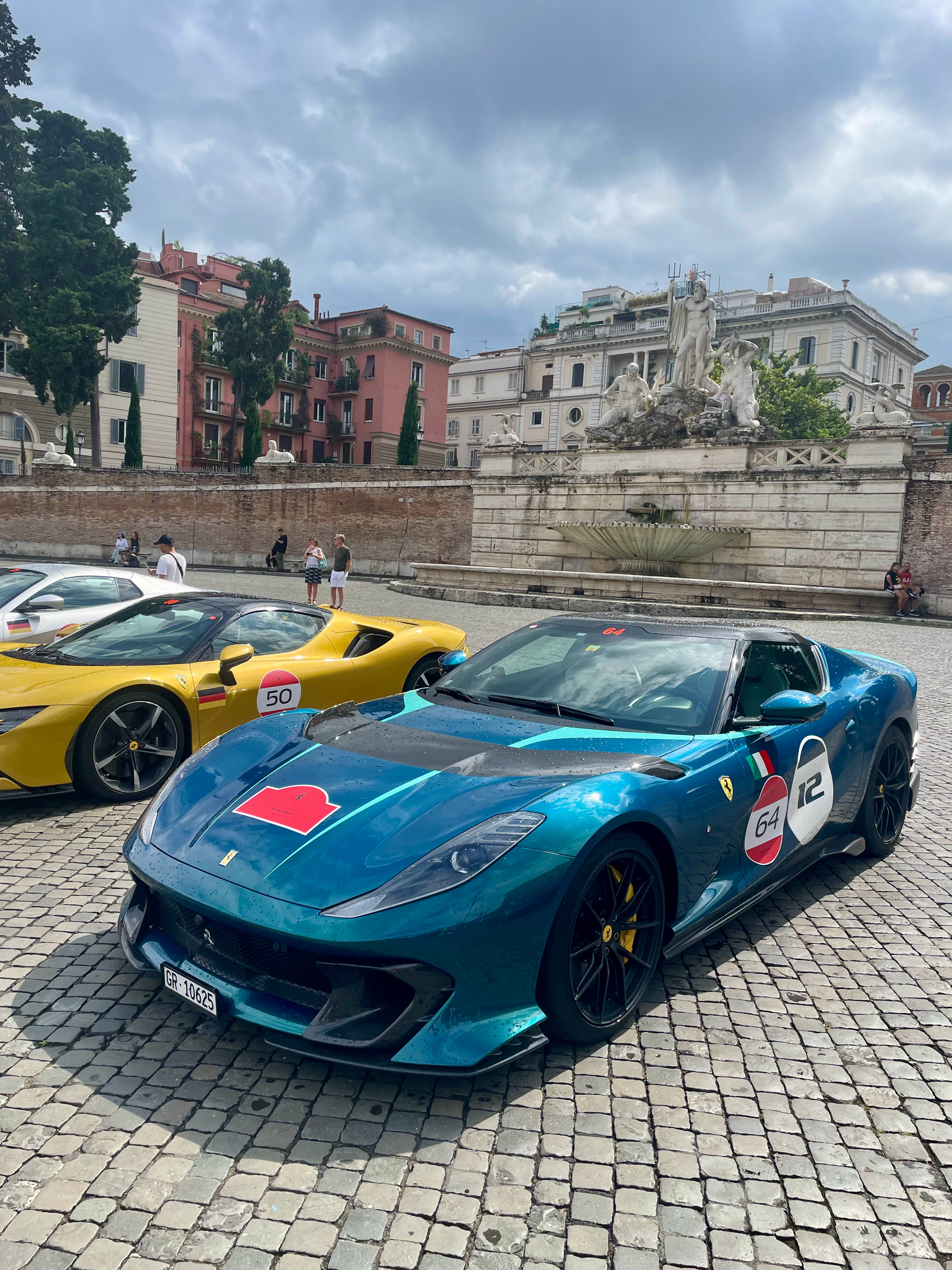 小米新一代su7 的主打色是卡布里蓝有趣的是，法拉利也有一款同名的车漆：Blu 