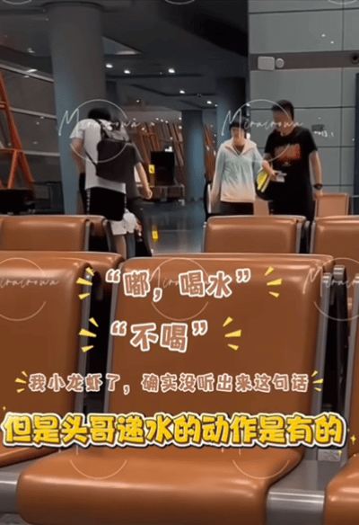 头头又整理机票又递水的，是真的很会照顾人。

短裤，所以这不是现在的视频，
时间