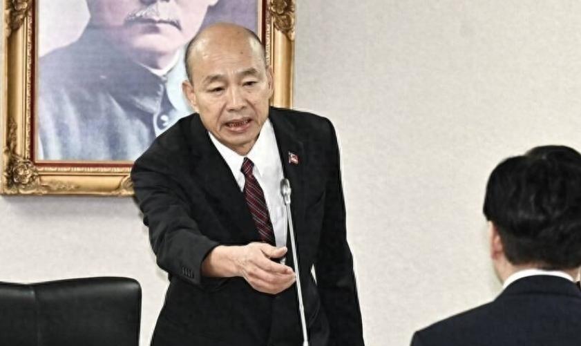 出席了此前韩国瑜痛批国民党团总召傅崐萁的党团协商会议的民进党团总召蔡其昌日前受访