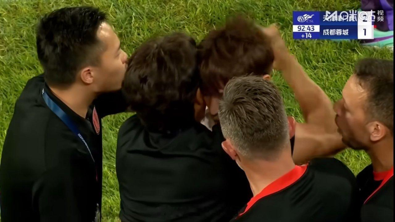 韦世豪被骂这事也是惨，大家都知道但凡早几年可能就是另一个场景……但说到球场管理，