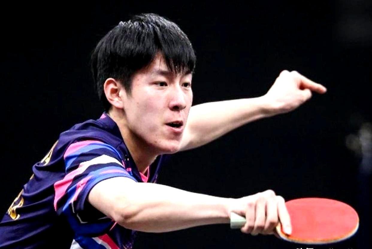 19岁小将温瑞博，刚刚逆转樊振东，2026新加坡大满贯直接拿正赛外卡。
 
0-