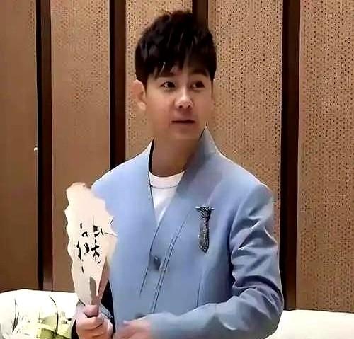 林志颖儿子Kimi一张照片，直接把他爸给“炸”出来了。

就因为一张抓拍，网上炸