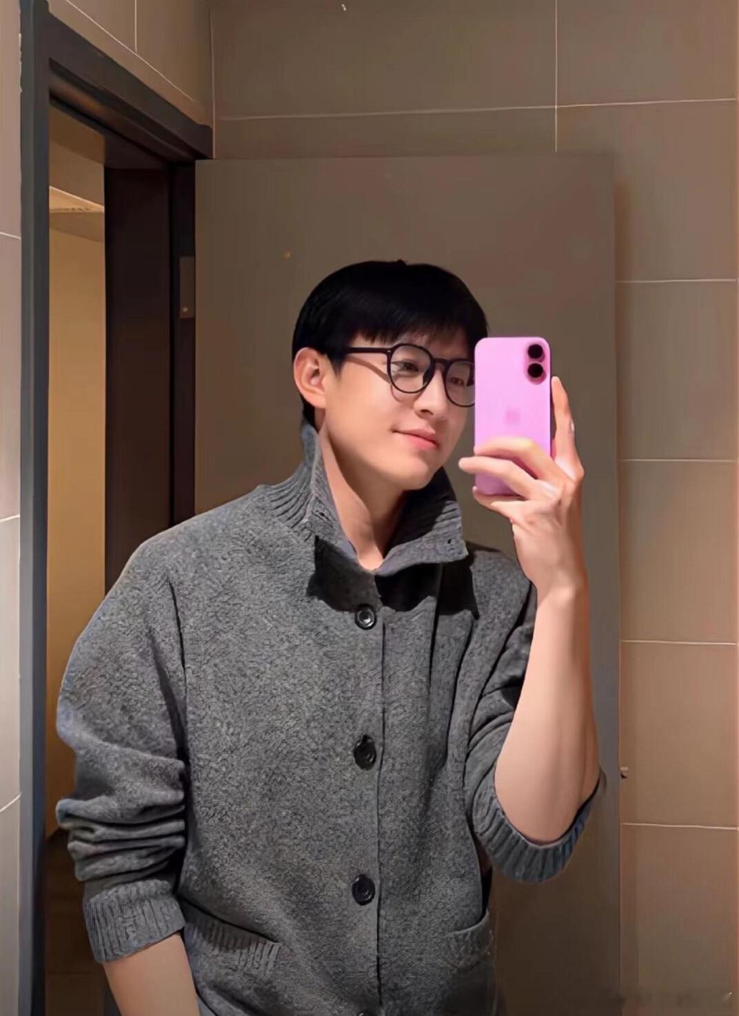 刘萧旭别从手机里看我了 刘萧旭年度大赏当红派对红毯鲨疯了，一眼就被迷到心颤！嘴上