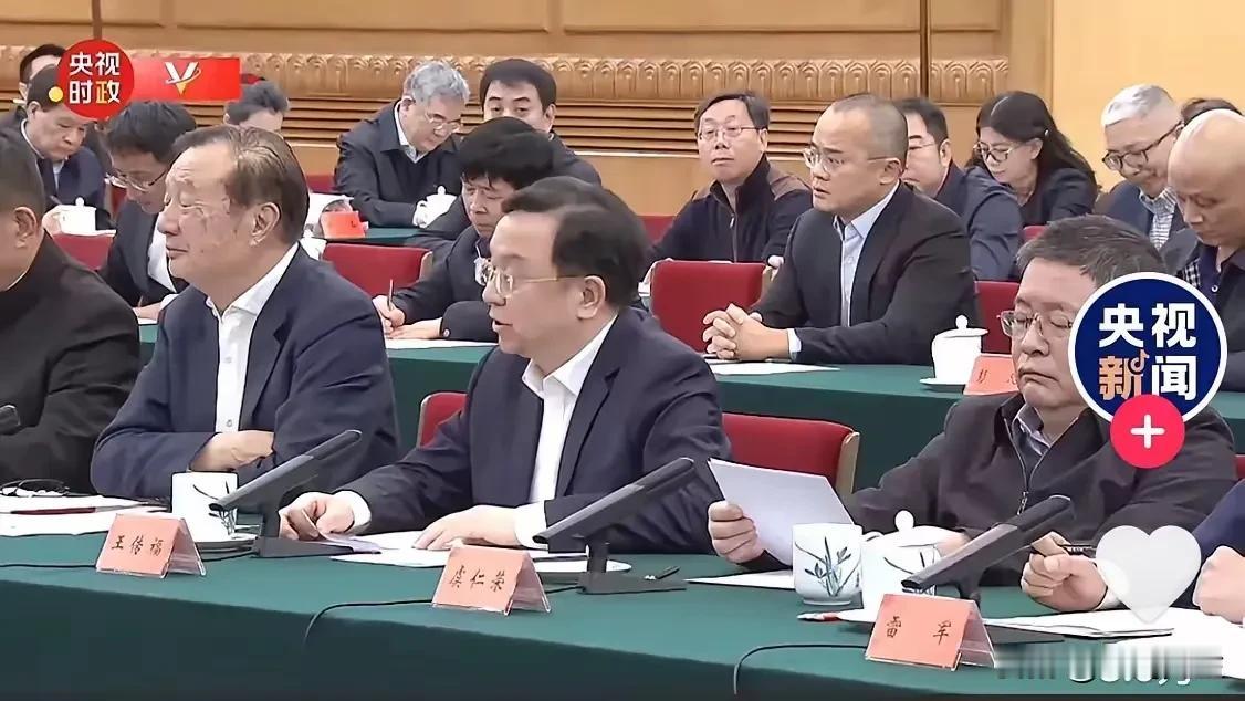 民企大佬代表都来了，什么信号？就是国企民企都是一家人，大家要拧成一股绳，团结一心