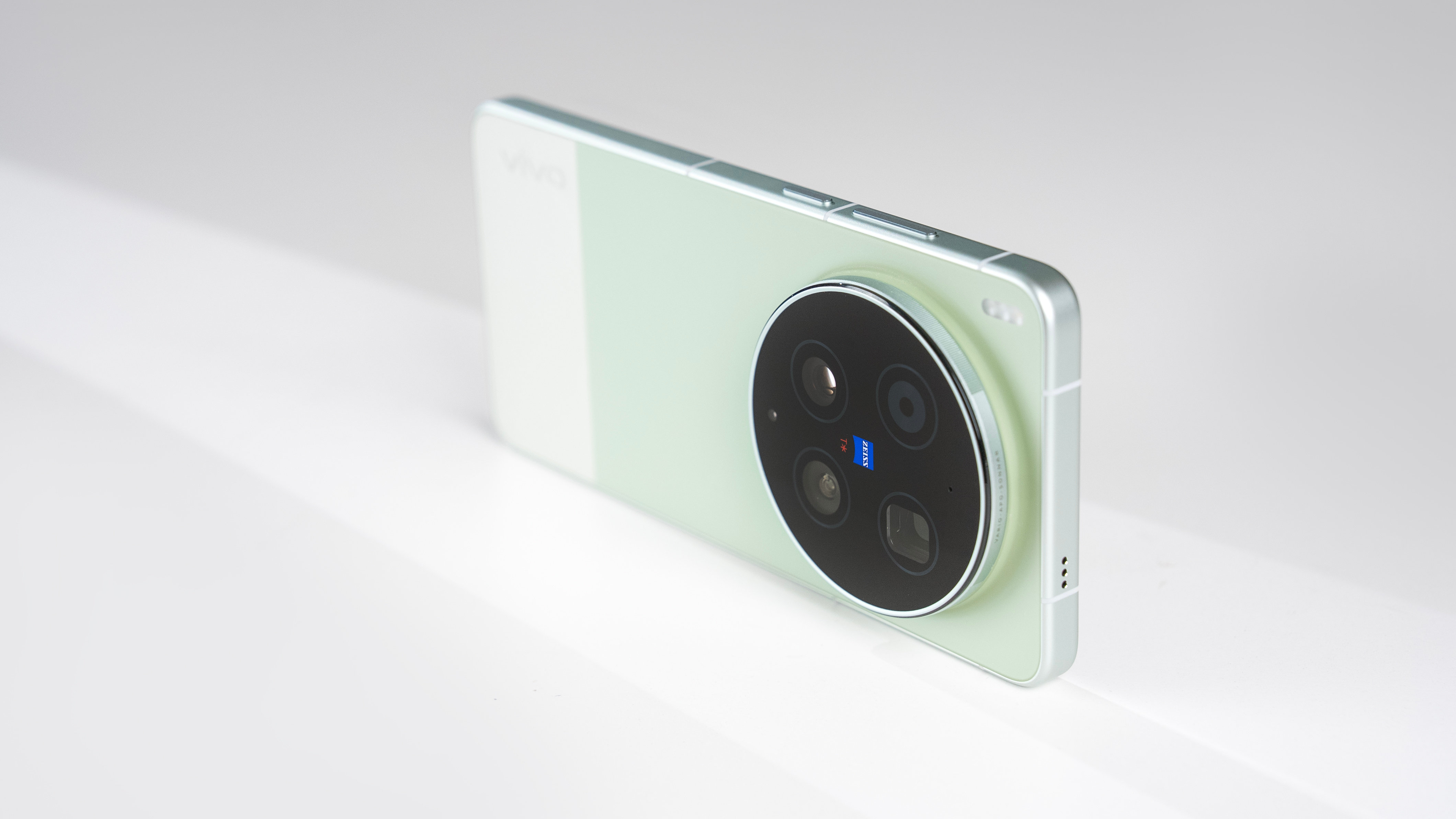 vivo X300 Ultra的 真机实拍，各位感受一下，这台是胶片绿的配色，背