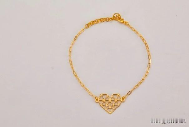 说出来不怕大家笑话我，42岁的我身上的黄金首饰加起来还不到20克……

以前年轻